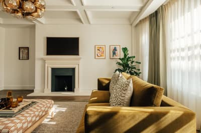 Elizabeth, Claridge House, Mayfair: Living room with seating and dining table