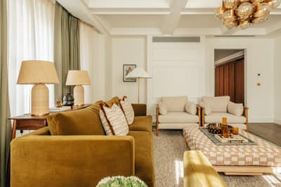 Elizabeth, Claridge House, Mayfair: Living room with seating and dining table