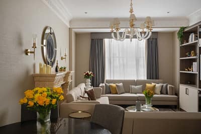 33 Charles Street Apartments, Mayfair: Flat 1 at 33 Charles Street: Sitting room with chandelier and tall windows, photo 2
