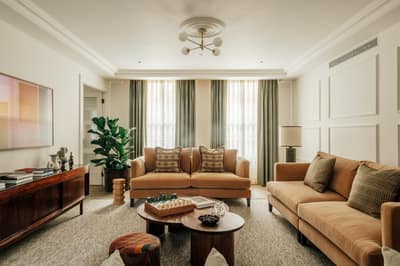 Jeeves, Claridge House, Mayfair: Living room with seating and dining table