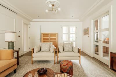 Jeeves, Claridge House, Mayfair: Living room with seating and dining table