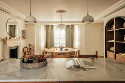 Jeeves, Claridge House, Mayfair: Living room with seating and dining table