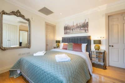 MCR London Mayfair Collection, Mayfair: Mayfair One-Bedroom Apartment — MCR London: Bedroom with double bed and bedside lighting, photo 2