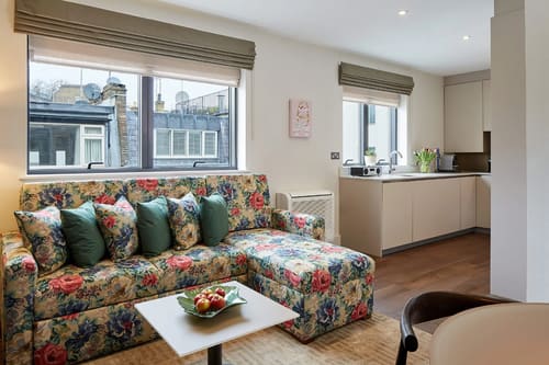 Cheval Place Apartments, Knightsbridge: Living room with floral corner sofa