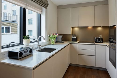 Cheval Place Apartments, Knightsbridge: Kitchen with white units and window