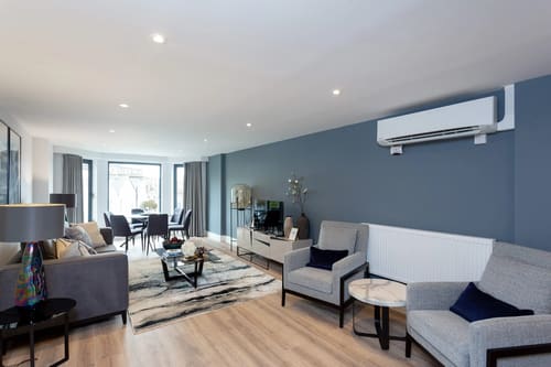 The Carlyle Apartments, Earl's Court: Open-plan living room with blue feature wall