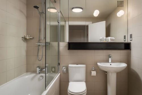 The Monarch Apartments, Kensington: Bathroom, photo 7