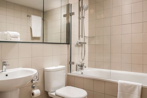 The Monarch Apartments, Kensington: Bathroom, photo 8