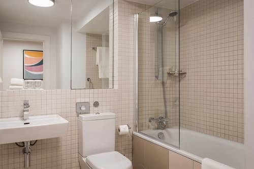 The Monarch Apartments, Kensington: Bathroom, photo 2