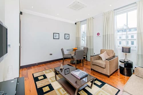 130 Queensgate, Kensington: Bedroom in a one-bedroom apartment, photo 8