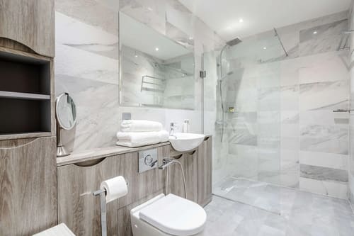 Mayfair Mews Apartment I, Mayfair: Bathroom with marble walk-in shower