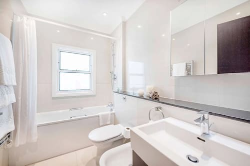 130 Queensgate, Kensington: Bathroom, photo 5