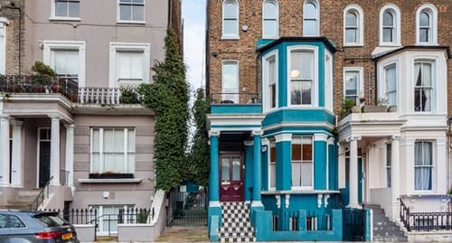 Notting Hill 3 bedroom near Ladbroke Grove, Notting Hill: Blue-painted townhouse with bay windows