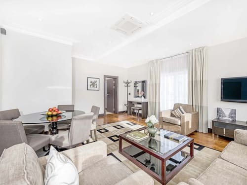 130 Queensgate, Kensington: Living room, photo 3