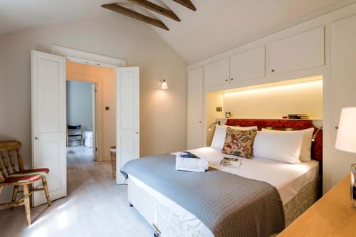 Secluded 2 bedroom Belgravia House, Chelsea: Double bedroom under timber beams
