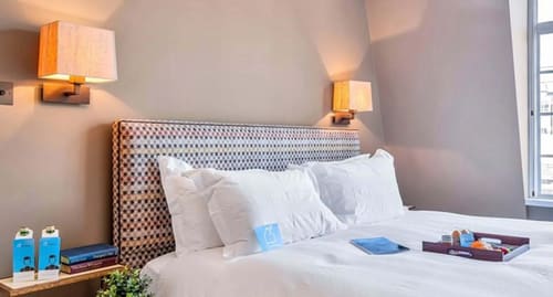 Chelsea 1 bedroom near Kings Road, Chelsea: Bed with patterned headboard and wall light