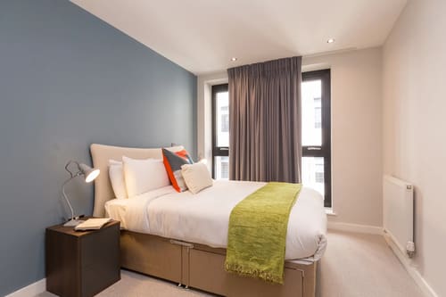 Waterloo Apartments, Waterloo: Double bedroom with lime green runner