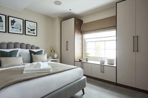 Chancery Lane Apartments, Holborn: Bedroom with window seat and fitted wardrobes