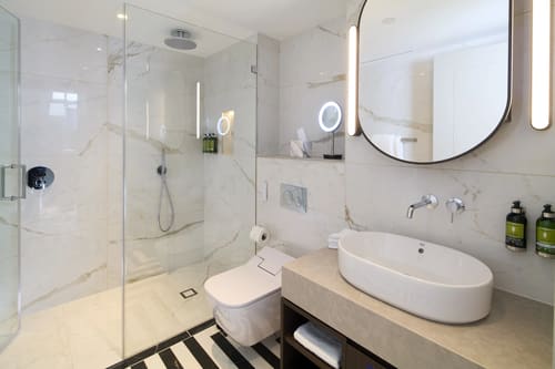 Cheval Phoenix House, Chelsea: Shower room with marble walls and vessel basin
