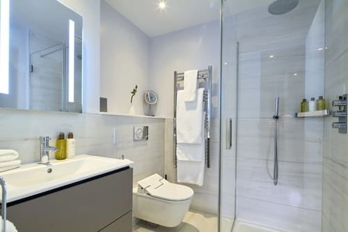 Cheval Harrington Court, Kensington: Bathroom with glass shower and heated towel rail