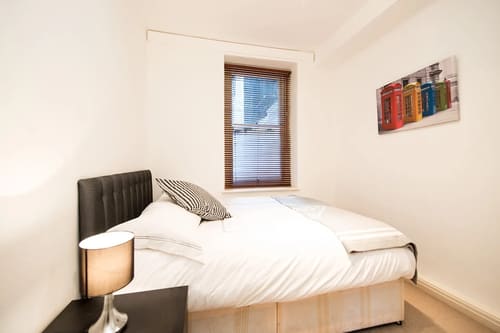 Nassau Street Chic, Fitzrovia: Double bedroom with leather headboard