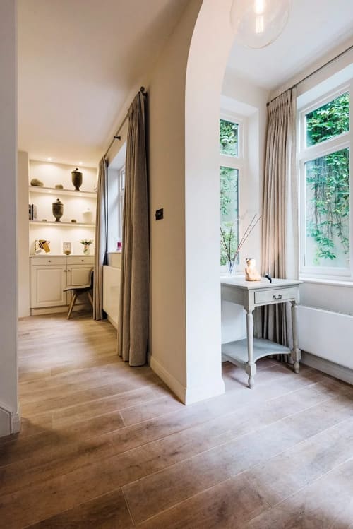 Secluded 2 bedroom Belgravia House, Chelsea: Hallway with console table and curtains