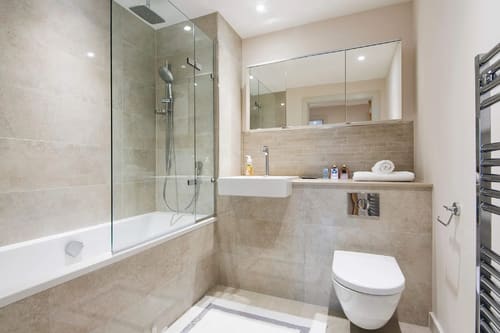 3 Bedroom Apartment in Pimlico B, Pimlico: Bathroom with bath and glass screen