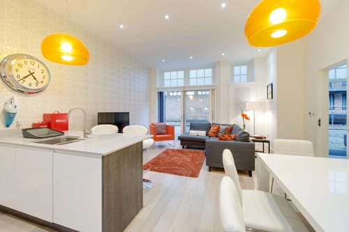 Colonnade, Bloomsbury: Open-plan space with kitchen island and seating area