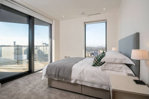 Sutherland Street 2 Bedroom Apartment, Pimlico: Bedroom, photo 4