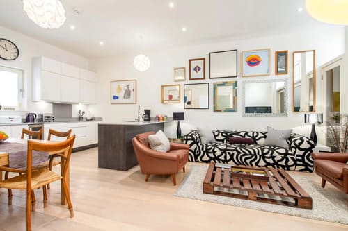 Colonnade, Bloomsbury: Open-plan living room with gallery wall