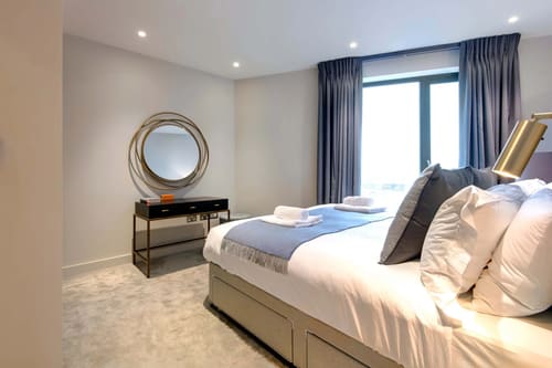 3 Bedroom Apartment in Pimlico B, Pimlico: Double bedroom with round mirror and dressing table