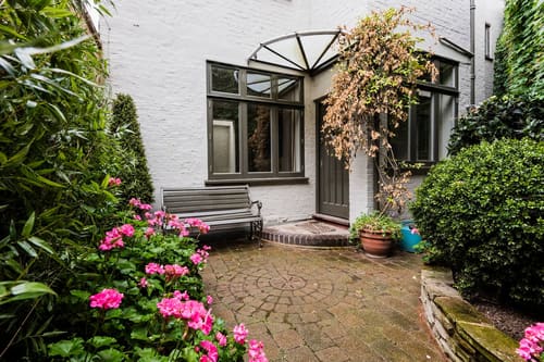 Secluded 2 bedroom Belgravia House, Chelsea: Paved courtyard with bench and hydrangeas