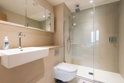 3 Bedroom Apartment in Pimlico B, Pimlico: Shower room with glass enclosure