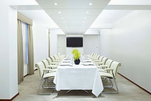 The Brick St Apartments, Mayfair: Meeting room with long boardroom table
