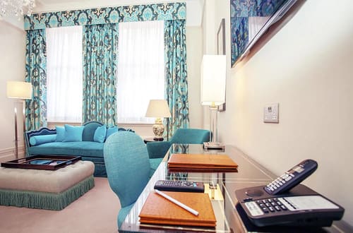 The Sloane Club Apartments, Chelsea: Sitting room with teal curtains and writing desk