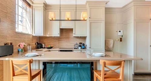 Chelsea 1 bedroom near Kings Road, Chelsea: Kitchen with island and pendant lights