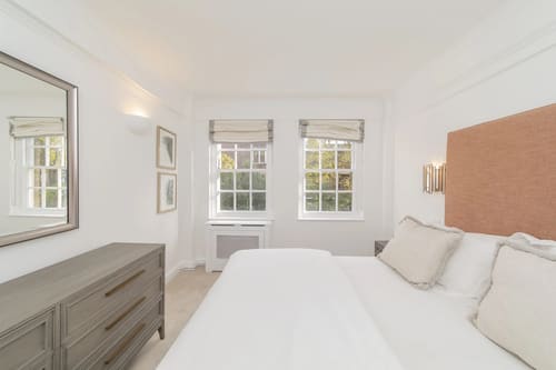 Chelsea Mansion Block, Chelsea: Bedroom with twin sash windows