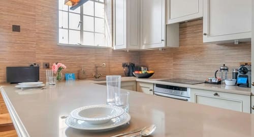 Chelsea 1 bedroom near Kings Road, Chelsea: Kitchen with white units and marble worktop