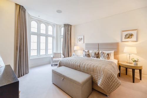 Green Street, W1K, Mayfair: Bedroom with arched windows and ottoman