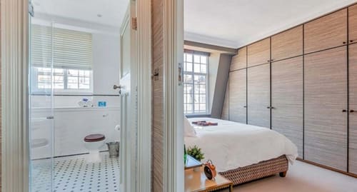 Chelsea 1 bedroom near Kings Road, Chelsea: Bedroom with en-suite bathroom and fitted wardrobes