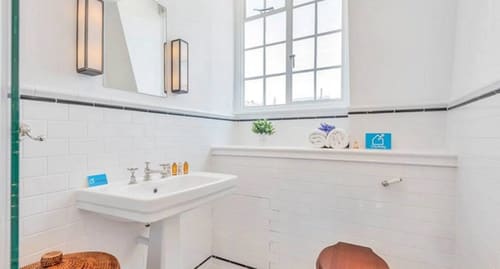 Chelsea 1 bedroom near Kings Road, Chelsea: Bathroom with pedestal basin and tiled walls