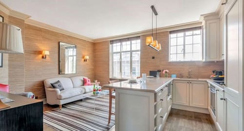 Chelsea 1 bedroom near Kings Road, Chelsea: Living room with kitchen island and pendant light