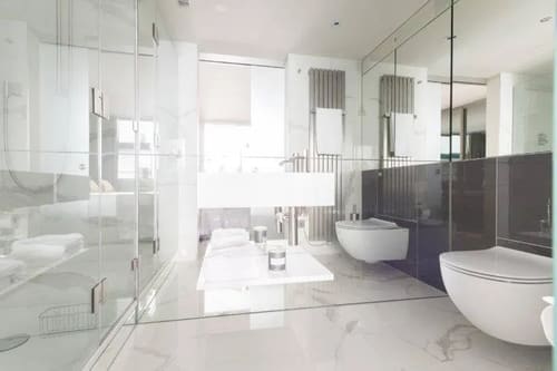 One Harrington Gardens, Kensington: Glass-walled bathroom with marble floor