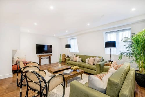 Hyde Park Gate Residences, Kensington: Living room with green sofas and bentwood chairs