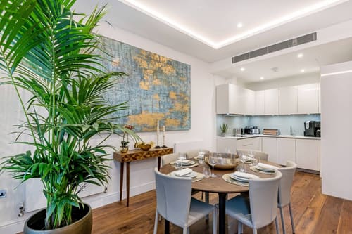 Hyde Park Gate Residences, Kensington: Dining table with large map artwork