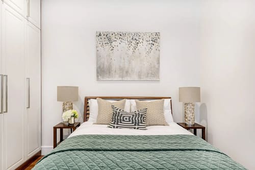 Hyde Park Gate Residences, Kensington: Double bedroom with green quilt