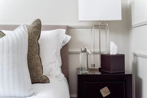 Hyde Park Gate Residences, Kensington: Bedside table with lamp and tissue box