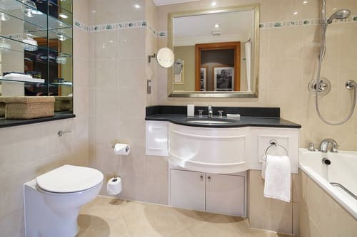 Cheval Knightsbridge, Knightsbridge: Bathroom with curved vanity unit and mirror