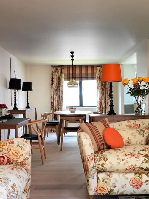 Cheval Knightsbridge, Knightsbridge: Dining area with striped curtains and orange lamp