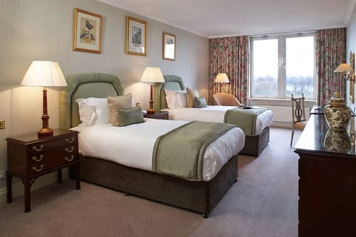 Cheval Thorney Court, Kensington: Twin beds with green throws